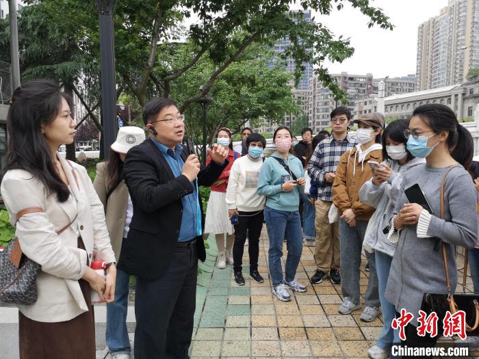 活動現(xiàn)場?！》队畋?攝