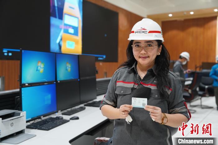 5月8日，客票系統(tǒng)負(fù)責(zé)人展示樣票。趙玅圓 攝