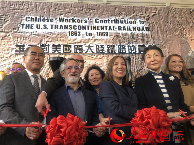 圖為（從右到左）方李邦琴、加州副州長康依蓮、舊金山市議長佩斯金、中國駐舊金山副總領(lǐng)事潘慶江在剪彩。人民網(wǎng)記者 鄧圩攝