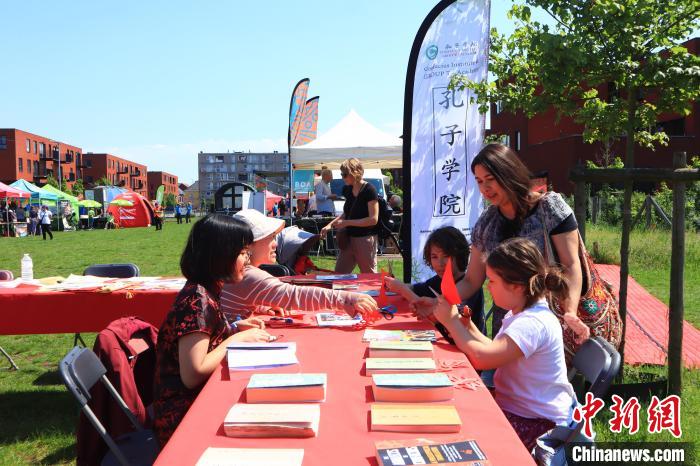 孩子們在工作坊學(xué)習(xí)剪紙。　魯汶孔子學(xué)院供圖