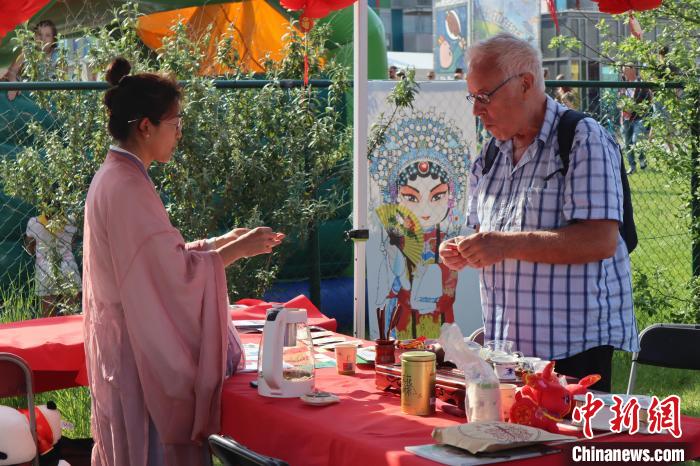 當(dāng)?shù)孛癖妳⒓又袊杞榻B和品茶活動。　魯汶孔子學(xué)院供圖