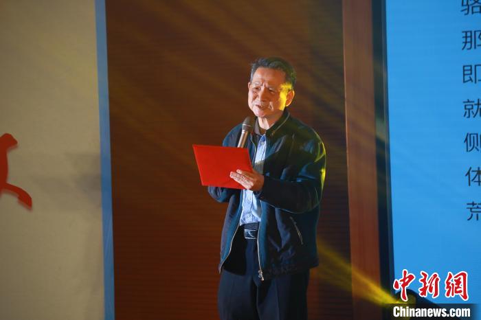 臺灣詩人白靈帶來了一首自創(chuàng)的詩歌《大戈壁》。　閩南師范大學(xué)供圖