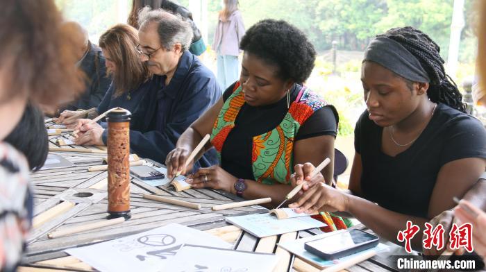 外交官們體驗嘉定竹刻?！∪A東師范大學供圖