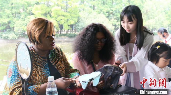 外交官們體驗做團扇?！∪A東師范大學供圖