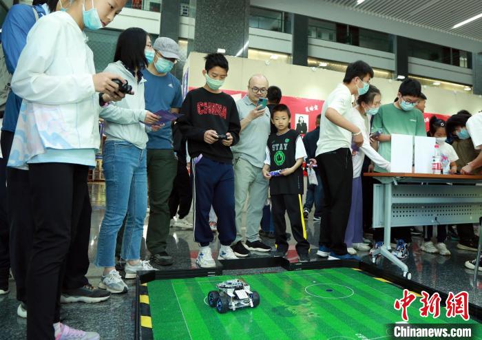 中科院計算所“神計妙算”公眾科學日活動現(xiàn)場?！≈锌圃河嬎闼?供圖