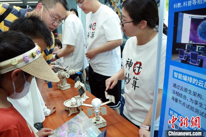 中科院計算所“神計妙算”公眾科學日活動現(xiàn)場?！≈锌圃河嬎闼?供圖