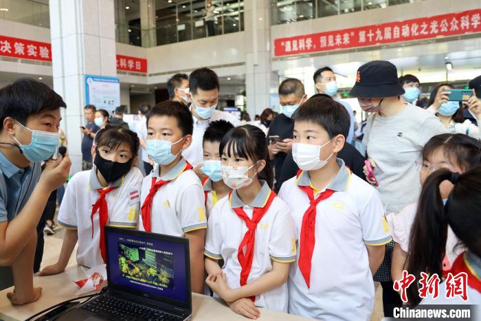 中科院自動化所“自動化之光”公眾科學日活動現(xiàn)場?！≈锌圃鹤詣踊?供圖