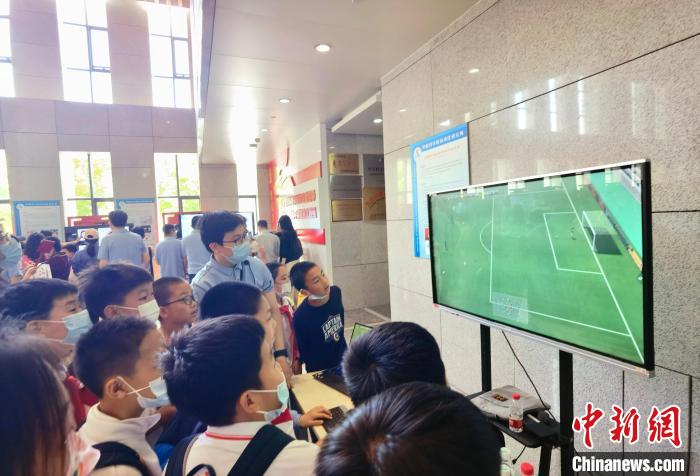 中科院自動化所“自動化之光”公眾科學日活動現(xiàn)場?！≈锌圃鹤詣踊?供圖