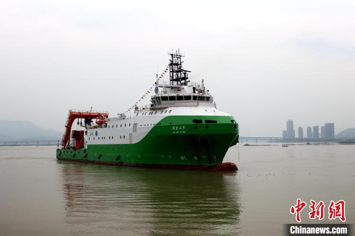 圖為“探索二號(hào)”科考船?！堑ぜt 攝