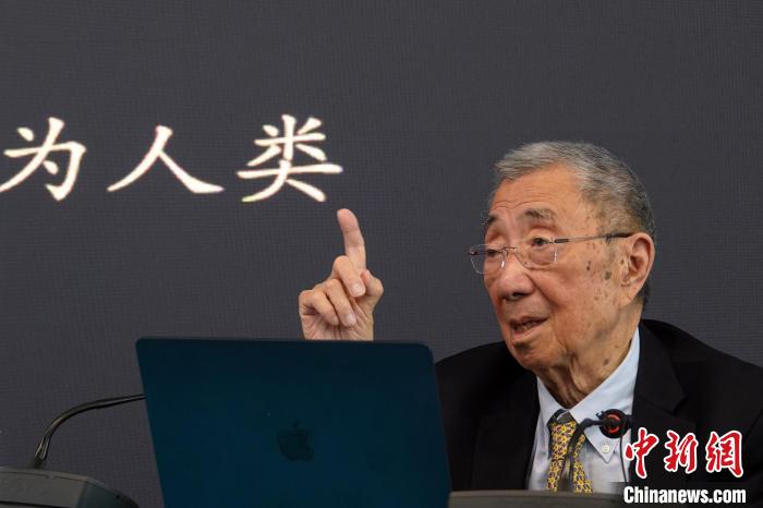 高能論壇上，丁肇中先生與現(xiàn)場(chǎng)聽(tīng)眾交流?！?lt;a target='_blank' href='/'><p  align=