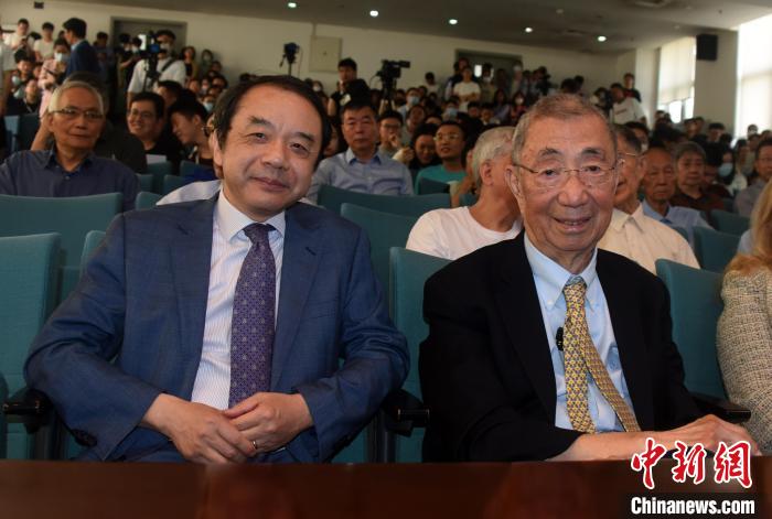 高能論壇開(kāi)始前，丁肇中先生(右)與主持論壇的中科院高能所所長(zhǎng)王貽芳院士合影?！?lt;a target='_blank' href='/'><p  align=