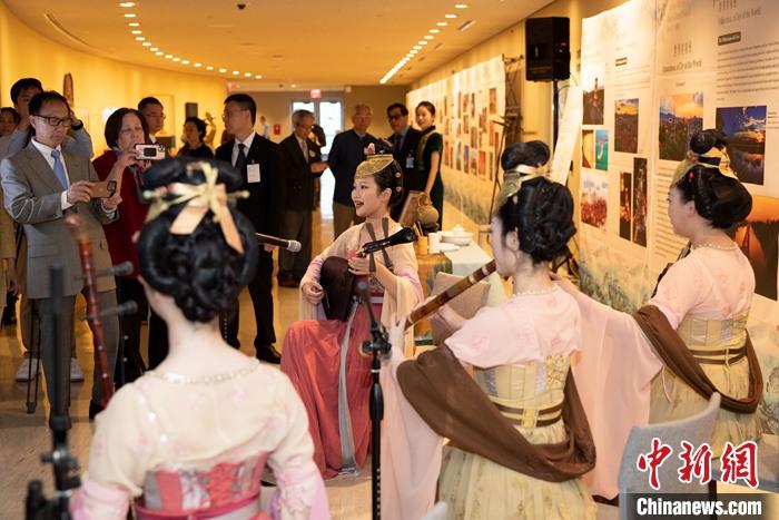 當(dāng)?shù)貢r間5月19日，中國常駐聯(lián)合國代表團(tuán)、中國文化和旅游部、泉州市人民政府在紐約聯(lián)合國總部聯(lián)合舉辦“茶和天下·雅集”主題展覽和招待會。圖為展覽現(xiàn)場泉州南音表演。 <a target='_blank' href='/' _fcksavedurl='/'><p  align=