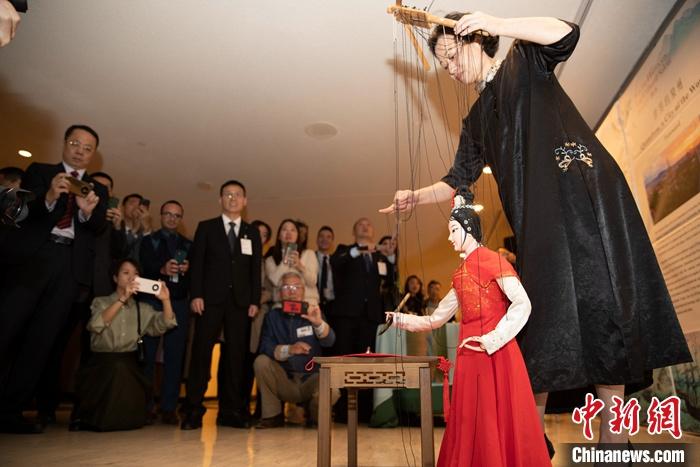 當(dāng)?shù)貢r間5月19日，中國常駐聯(lián)合國代表團(tuán)、中國文化和旅游部、泉州市人民政府在紐約聯(lián)合國總部聯(lián)合舉辦“茶和天下·雅集”主題展覽和招待會。圖為展覽表演泉州提線木偶寫書法。 <a target='_blank' href='/' _fcksavedurl='/'><p  align=