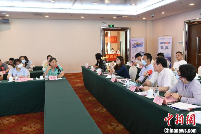 圖為中國(guó)銀行廣西分行代表在回應(yīng)桂林歸義生態(tài)農(nóng)業(yè)有限公司總經(jīng)理夏月紅的貸款需求?！∈Y雪林 攝