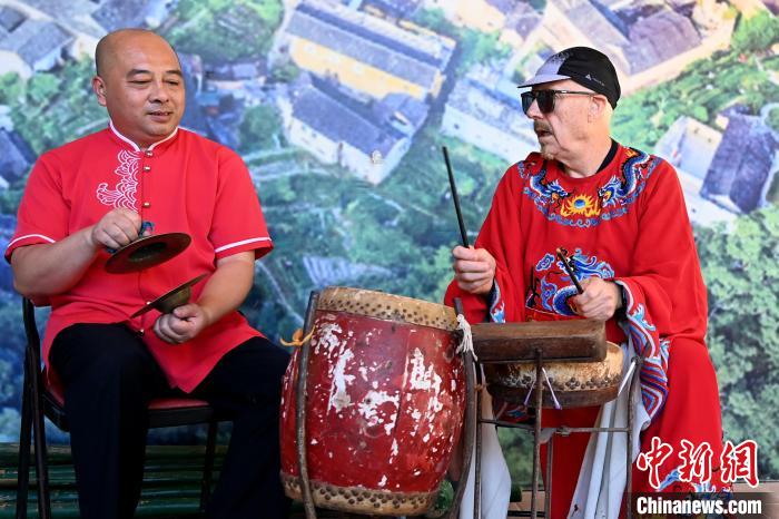 代表團(tuán)成員在漳州市南靖縣與當(dāng)?shù)孛耖g樂隊臨時組隊?！埥鸫?攝