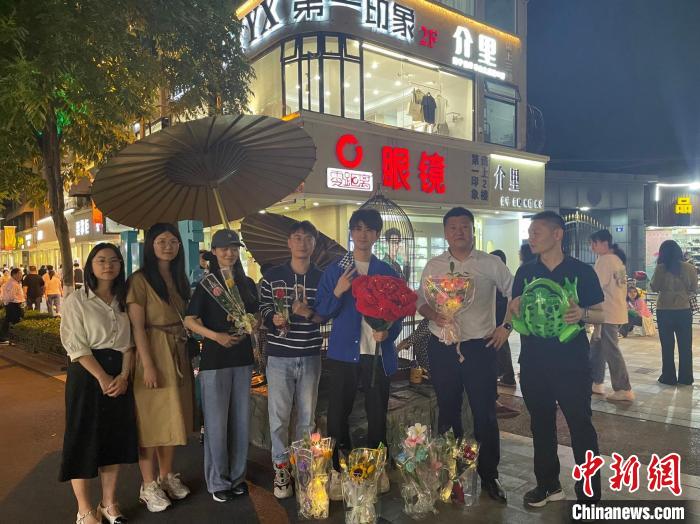 在東陽橫店，宣講團導(dǎo)師、成員與橫店演員(右三)合影。　 東陽市融媒體中心 供圖