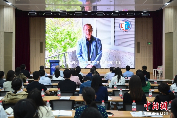 5月30日，<a target='_blank' href='/'>中新社</a>第二屆“東西問智庫”主題論壇在北京舉行，多位中外專家圍繞“AI革命與文明進(jìn)化”展開討論。圖為美國加州理工學(xué)院電氣工程和計算機科學(xué)教授、人工智能專家亞瑟·阿布-穆斯塔法通過視頻在論壇上作主旨演講。<a target='_blank' href='/'>中新社</a>記者 田雨昊 攝