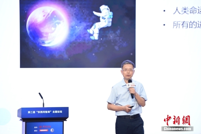 5月30日，<a target='_blank' href='/'>中新社</a>第二屆“東西問智庫”主題論壇在北京舉行，多位中外專家圍繞“AI革命與文明進(jìn)化”展開討論。圖為北京大學(xué)新聞與傳播學(xué)院教授胡泳在論壇上作主旨演講。<a target='_blank' href='/'>中新社</a>記者 田雨昊 攝