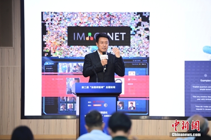 5月30日，<a target='_blank' href='/'>中新社</a>第二屆“東西問智庫”主題論壇在北京舉行，多位中外專家圍繞“AI革命與文明進(jìn)化”展開討論。圖為商湯智能產(chǎn)業(yè)研究院創(chuàng)始院長田豐在論壇上作主旨演講。<a target='_blank' href='/'>中新社</a>記者 田雨昊 攝