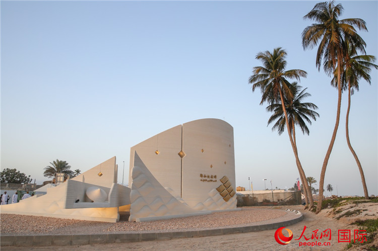 圖為位于阿曼塞拉萊市的鄭和紀(jì)念碑。人民網(wǎng)記者 任皓宇攝