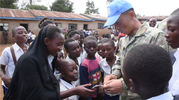 孩子們迎接維和官兵的到來。王錦偉攝