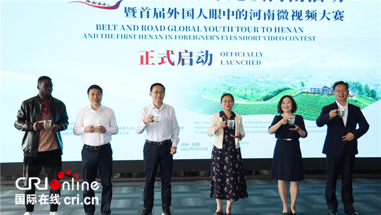 與會嘉賓共同舉杯啟動活動。賈親親 攝