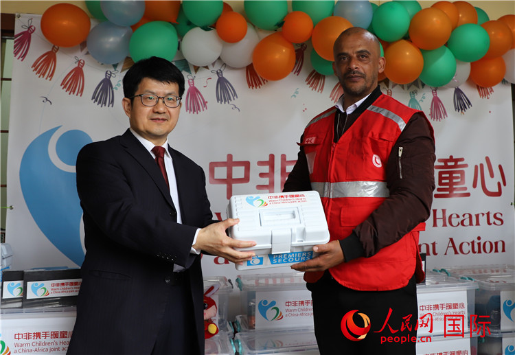 李健大使向孤兒院負(fù)責(zé)人移交捐贈物資。人民網(wǎng)記者 王傳寶攝