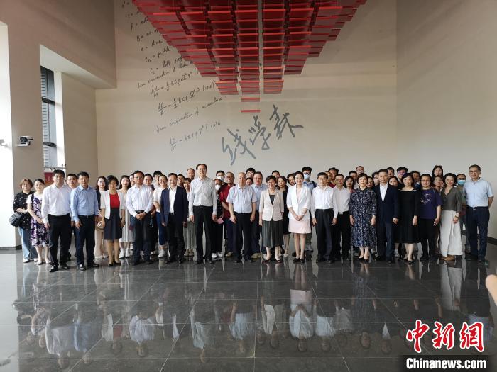 上海僑界人士參觀上海交通大學(xué)錢學(xué)森圖書館?！》队畋?攝