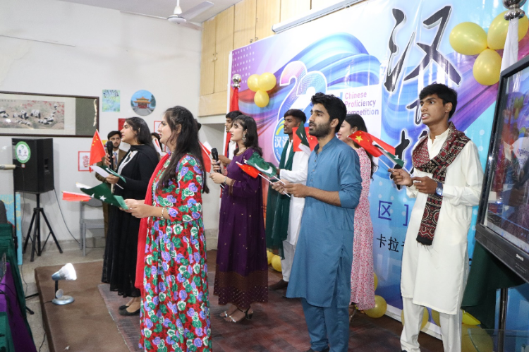 “漢語橋”世界大學(xué)生中文比賽卡拉奇賽區(qū)決賽現(xiàn)場，參賽選手共同演唱中文歌曲?？ɡ娲髮W(xué)孔子學(xué)院供圖