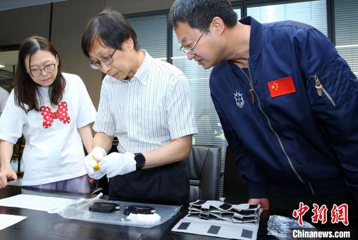 科研人員查看隨神舟十五號(hào)返回地面的空間科學(xué)實(shí)驗(yàn)樣品?！≈锌圃嚎臻g應(yīng)用中心 供圖