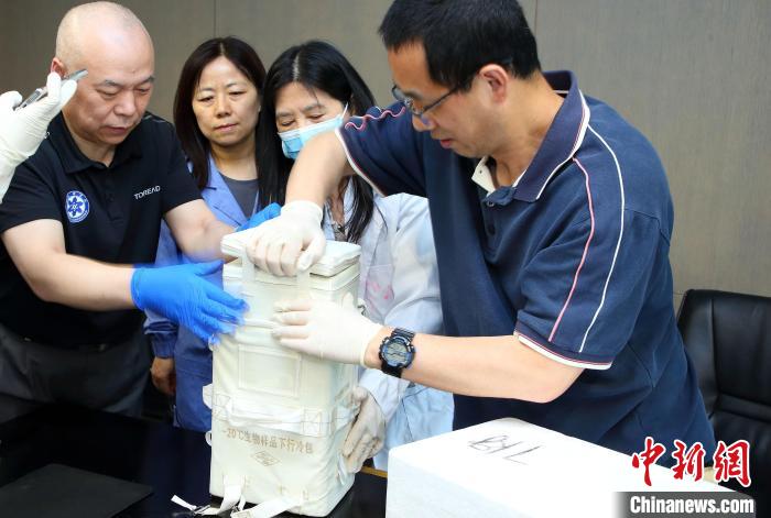 科研人員查看隨神舟十五號(hào)返回地面的空間科學(xué)實(shí)驗(yàn)樣品?！≈锌圃嚎臻g應(yīng)用中心 供圖