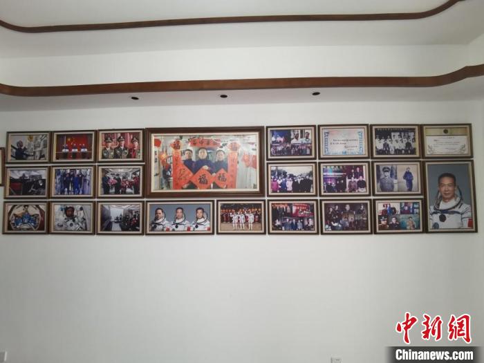 家中的照片墻上，新增了費(fèi)俊龍此次飛天的照片?！＄娚?攝