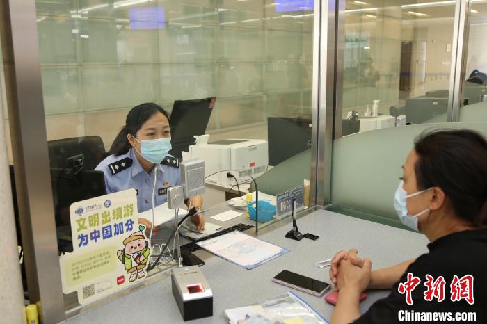 2023年1月9日至5月31日，上海市公安出入境管理部門共受理中國公民出入境證件228.5萬證次?！∩虾Ｊ泄簿止﹫D