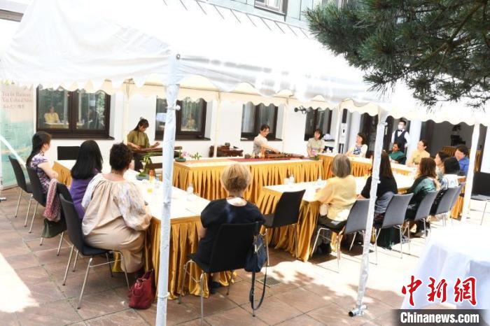 圖為活動(dòng)現(xiàn)場?！“亓种袊幕行墓﹫D。