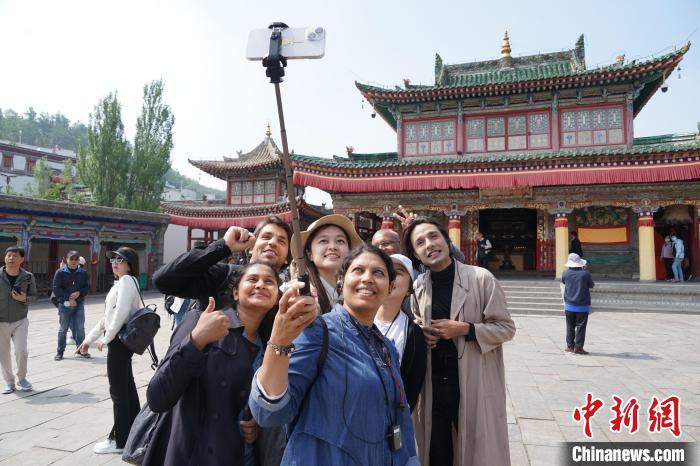 圖為外國記者在塔爾寺合影?！●R銘言 攝