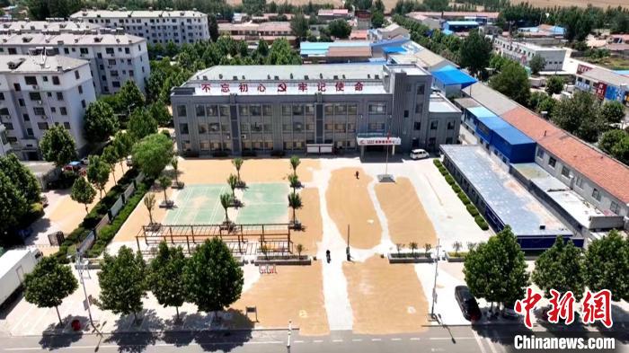 德州陵城區(qū)開(kāi)放1297處鎮(zhèn)村公共場(chǎng)地，緩解農(nóng)民曬糧難題?！×瓿菂^(qū)委宣傳部供圖