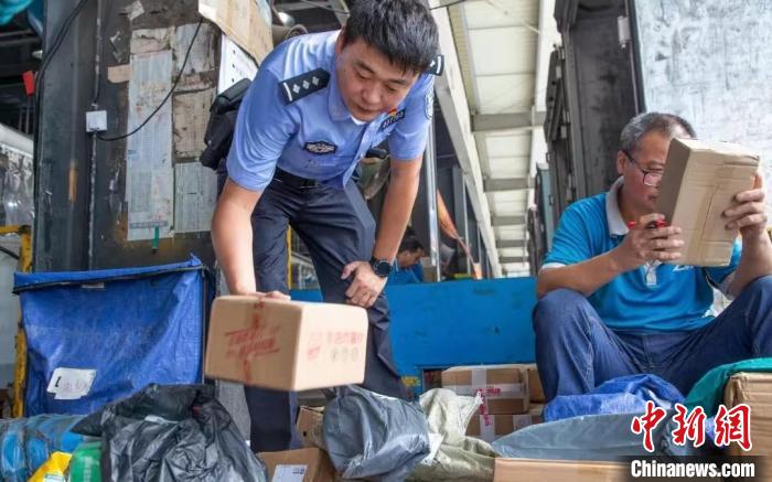 肥東縣公安局針對劇毒化學(xué)品和易制爆危險化學(xué)品生產(chǎn)企業(yè)開展安全檢查工作?！『戏示焦﹫D