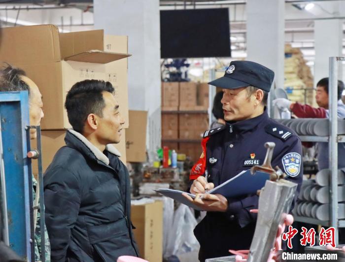 3月30日，大興派出所民警來到轄區(qū)中小企業(yè)，開展“為民為企為項目”走訪活動?！『戏示焦﹫D