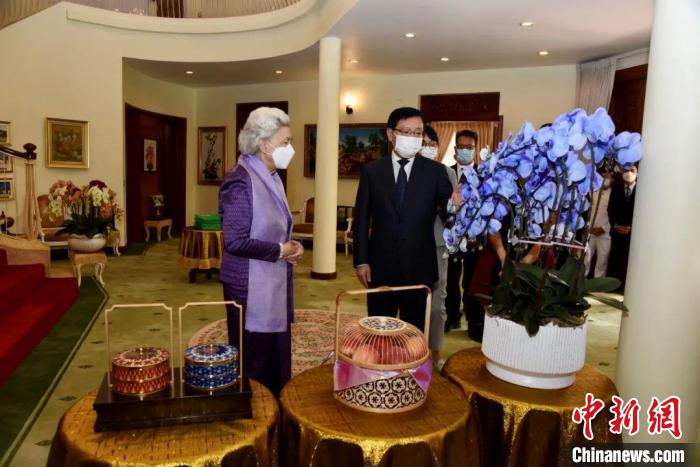 王文天大使介紹中國(guó)傳統(tǒng)工藝品及云南的蘭花和鮮果?！≈袊?guó)駐柬埔寨大使館微信公眾號(hào) 攝