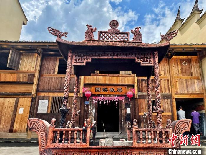 臺灣上趣開新團隊入駐古田縣平湖鎮(zhèn)端上村，以“圓瑛法師故里”為主題打造愛國禪意村?！吻汕?攝