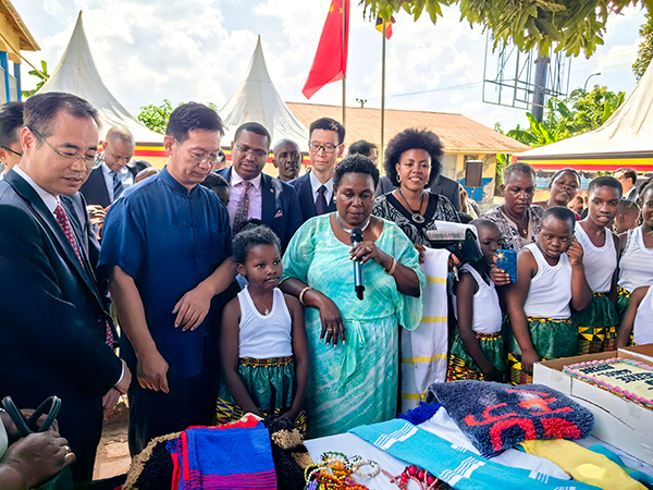 中國(guó)駐烏干達(dá)大使張利忠（右二）出席活動(dòng)。 田雨攝