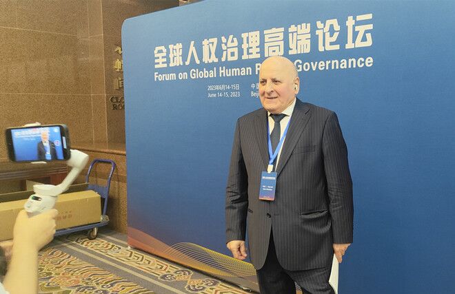 聯(lián)合國經(jīng)濟(jì)、社會及文化權(quán)利委員會副主席兼報告員、莫斯科國際關(guān)系學(xué)院國際法系主任阿斯蘭·阿巴希澤接受人民網(wǎng)記者采訪。圖片來源：視頻截圖