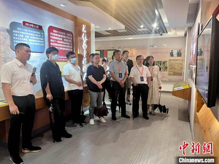 與會人員在后陳村走訪?！《做?攝