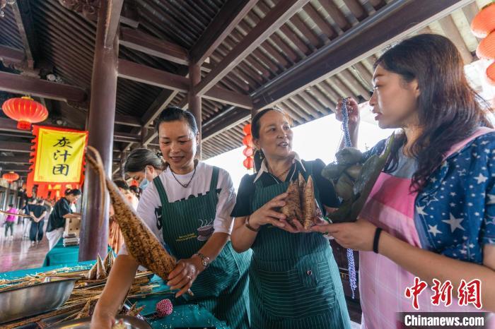 包粽子現(xiàn)場(chǎng)?！⌒弥?攝