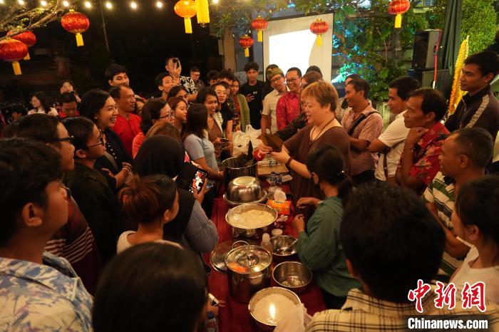 現(xiàn)場包粽子教學。陶暹光攝