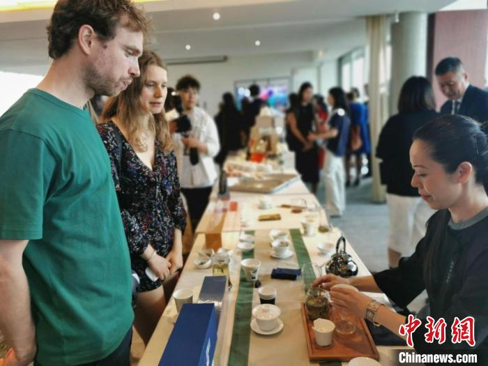 現(xiàn)場觀眾觀看中國展臺(tái)茶藝表演、了解茶文化?！【笜?攝