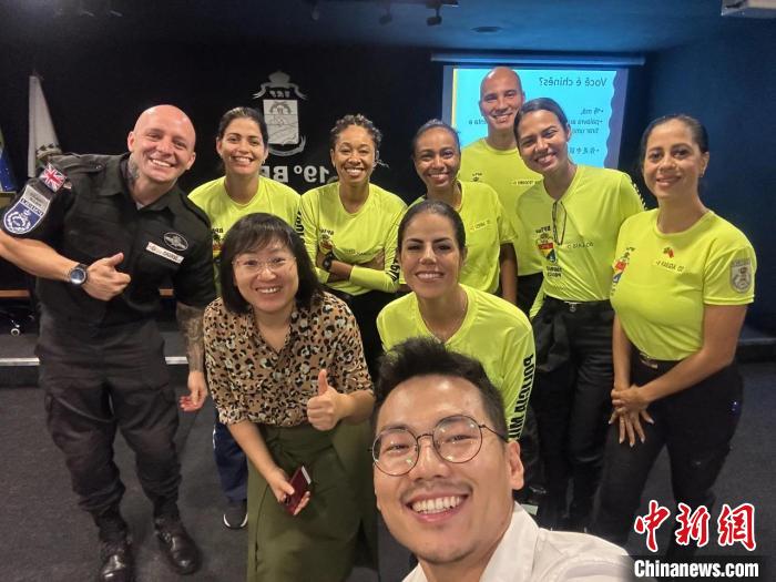 里約旅游警察上中文課?！±锛s熱內(nèi)盧天主教大學(xué)孔子學(xué)院供圖