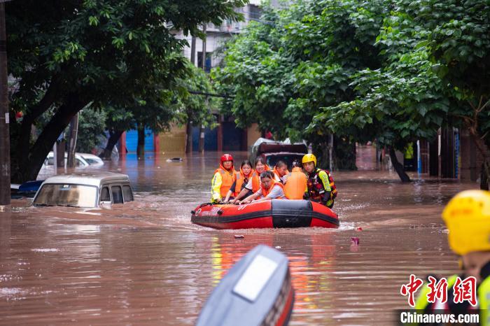 7月4日，萬州區(qū)五橋街道，消防救援人員用沖鋒舟救援轉運被困群眾?！∪矫宪?攝