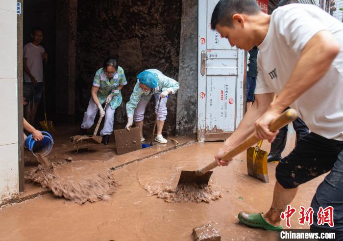 7月4日，萬州區(qū)五橋街道，洪水退去后，居民開展清淤工作?！∪矫宪?攝