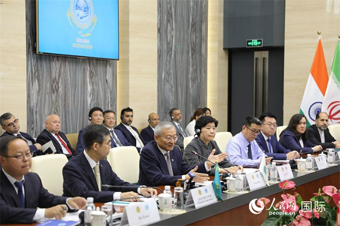 上合組織秘書長(zhǎng)張明發(fā)表講話。人民網(wǎng) 俄布拉依攝